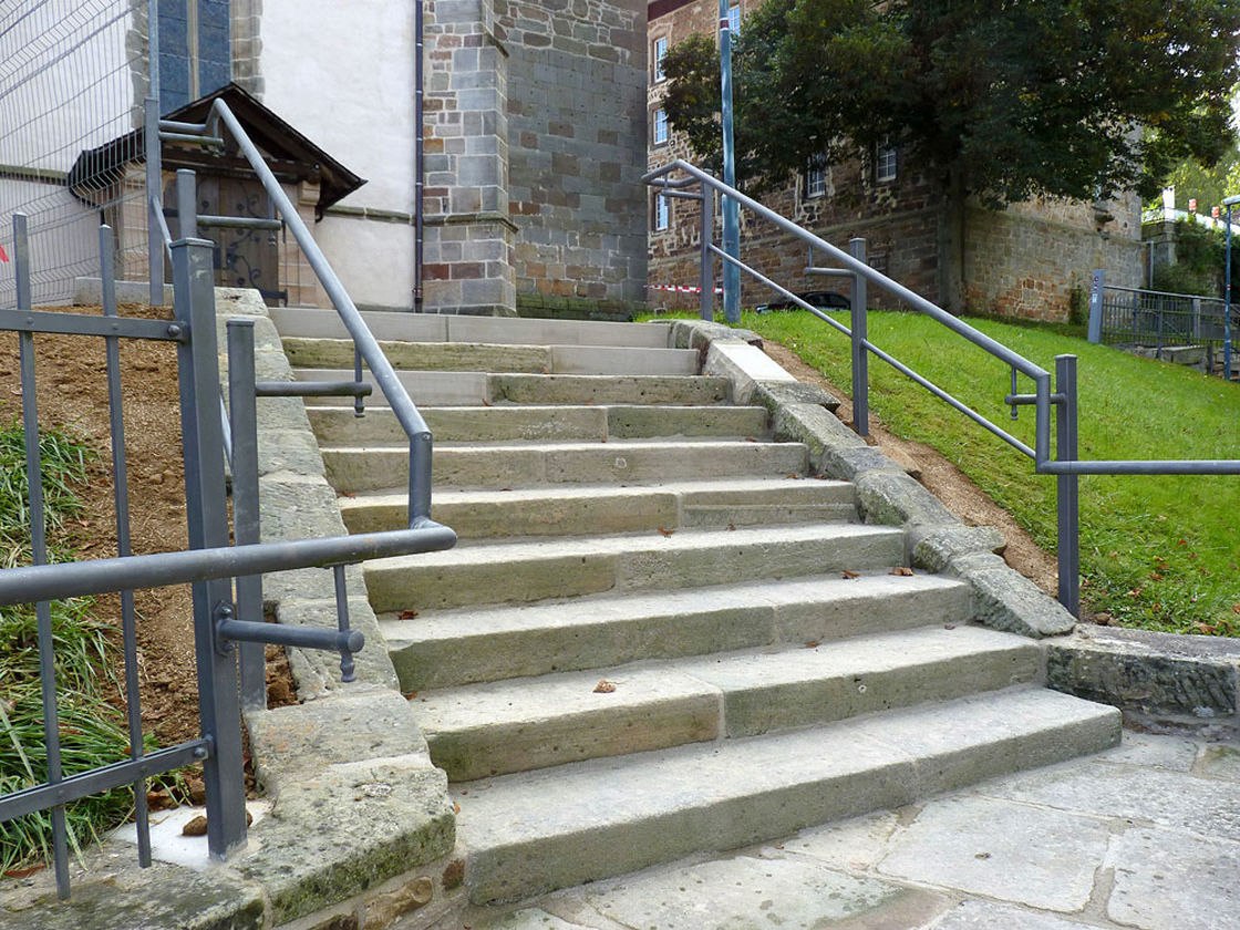 Fertigstellung der Treppe und der Pflasterarbeiten (Foto: Karl-Franz Thiede)